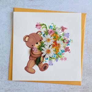 Quilling Grußkarte Teddybär mit Blumenstrauß - Geburtstagskarte - Muttertagskarte - Papierkunst - Geschenk für Teddybär Liebhaber