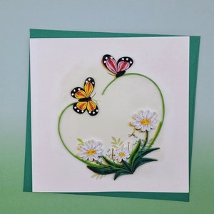 Quilling Karte Schmetterling & Blumen – Handgemachte 3D Grußkarte – Frühlingskarte – Blumenkarte – Kunstvolle Naturkarte – Geschenkidee