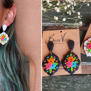 Aretes de arcilla con detalles bordados mexicanos hechos a mano