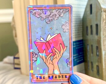 The Reader Holographischer Aufkleber | Tarot inspirierte Bücherwurm Vinyl Aufkleber für Leser, Journals, Laptops, & Wasserflaschen