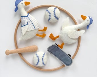 Móvil de cuna de béisbol con ganso: decoración deportiva para la habitación del bebé.