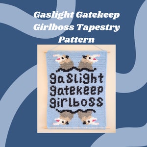 Peut inclure: Une tapisserie au crochet bleu clair avec les mots "Gaslight Gatekeep Girlboss" en noir et blanc. La tapisserie présente quatre motifs d'opossums. Les mots "Tapestry Pattern" sont au-dessus de la tapisserie.
