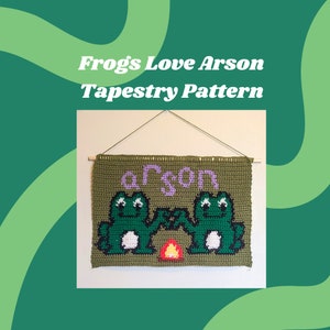 Puede incluir: Un tapiz verde con dos ranas que se toman de la mano frente a una fogata. El tapiz dice "arson" en letras moradas.