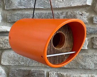 Cabane à oiseaux ~ Cabane à oiseaux moderne ~ Tube d'angle orange avec bois de grange vintage récupéré ~ MCM ~ Minimaliste ~ Cabane d'oiseau suspendue unique, faite main