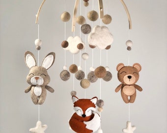 Personalized musical mobile for baby in wool and wooden balls/ mobile forest animals/ unisex mobile/ boho nursery decoration