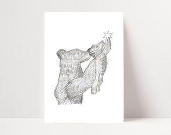 Puede incluir: Un dibujo en blanco y negro de un oso sosteniendo un cachorro de oso más pequeño para alcanzar una estrella.