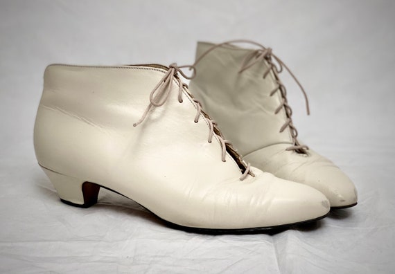Vintage White Ankle Boots | Kitten Heel | Lace Up