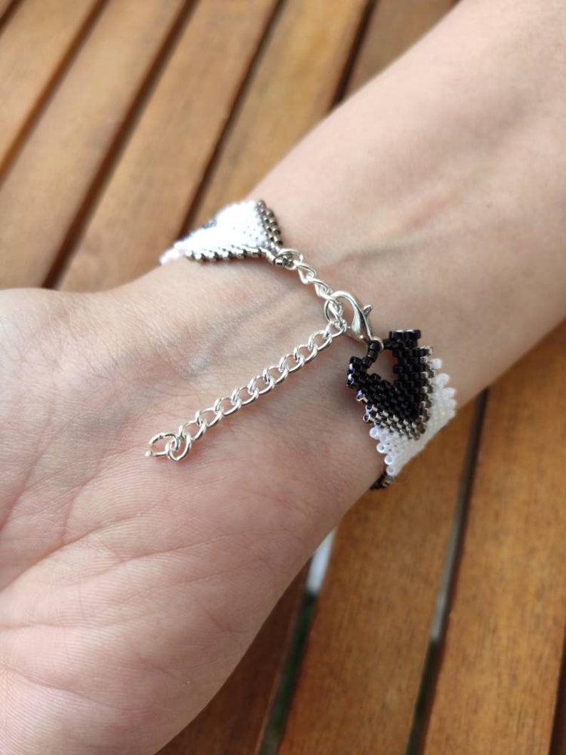 Hand-woven arrow bracelet in Miyuki glass beads