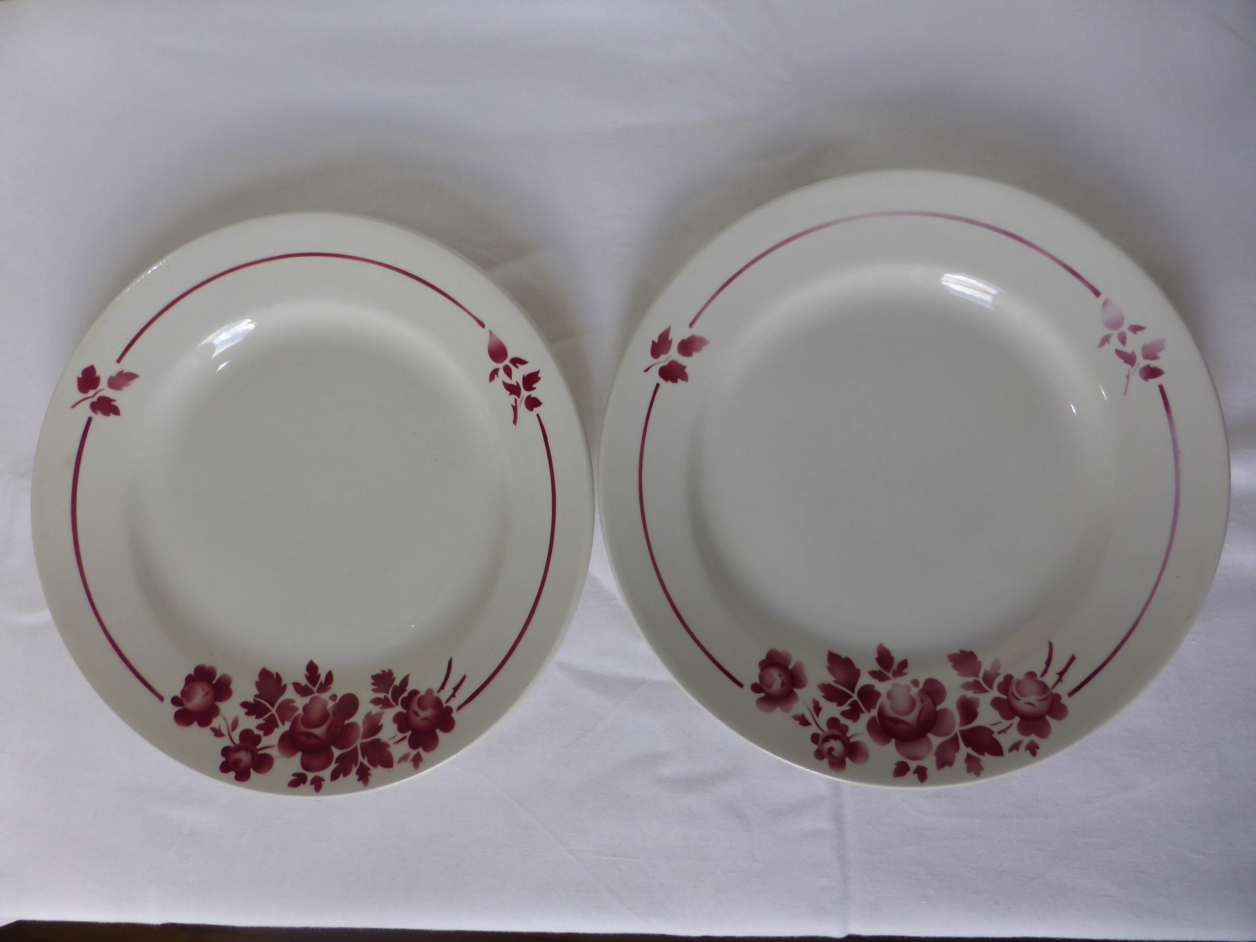 Lot De 12 Assiettes Plates Moulin Des Loups José Rouge – Motif Fleurs