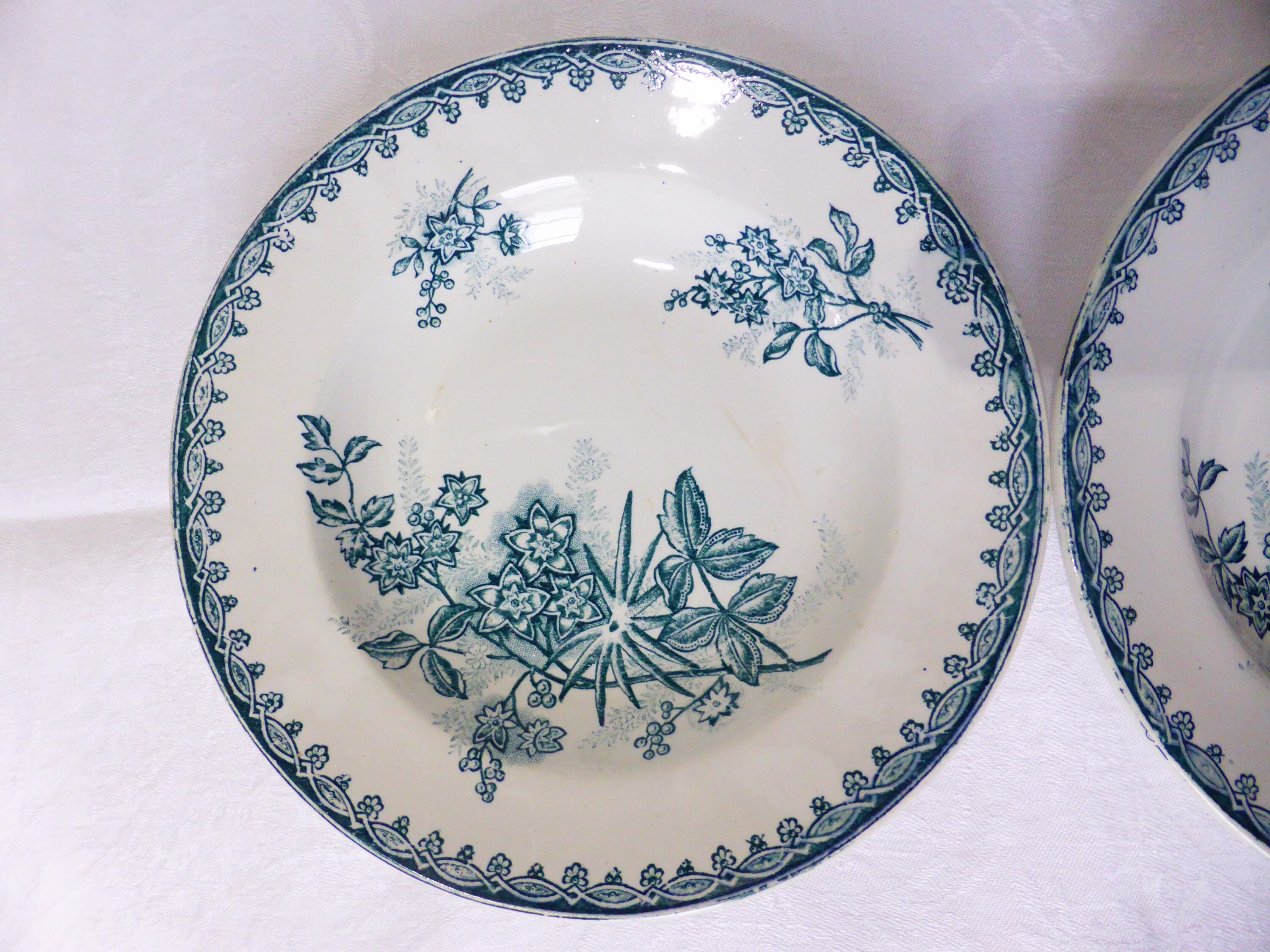 2 Assiettes Creuses Vintage en Terre de Fer St Amand Modèle Margot