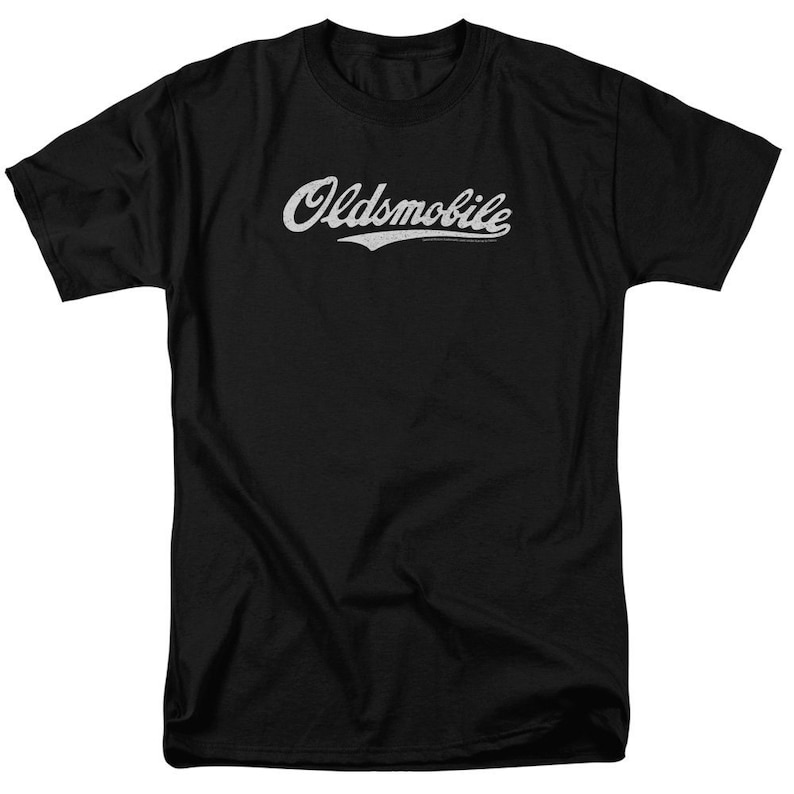 Pu&ograve; includere: Maglietta nera con un logo "Oldsmobile" bianco in un font da baseball vintage.