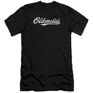 Pu&ograve; includere: Maglietta nera con un logo "Oldsmobile" bianco in un font da baseball vintage.