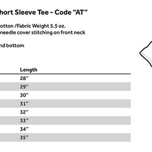Pu&ograve; includere: Tabella delle taglie per una t-shirt a maniche corte realizzata in 100% cotone. La tabella mostra la larghezza e la lunghezza in pollici per le taglie dalla S alla 5XL. La t-shirt &egrave; descritta come "100% cotone pre-restringente di alta qualit&agrave;/Peso del tessuto 5,5 oz."