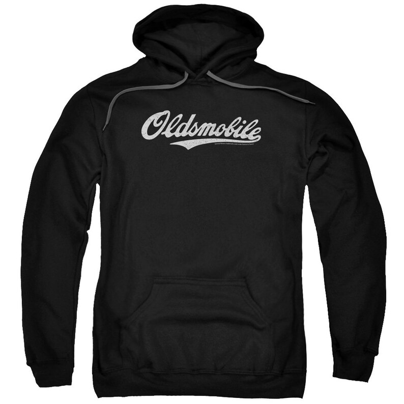 Pu&ograve; includere: Felpa con cappuccio nera con un logo 'Oldsmobile' bianco in un font da baseball vintage.