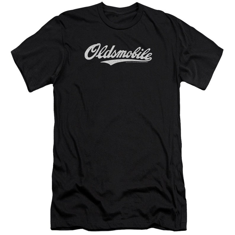 Pu&ograve; includere: Maglietta nera con un logo "Oldsmobile" bianco in un font da baseball vintage.