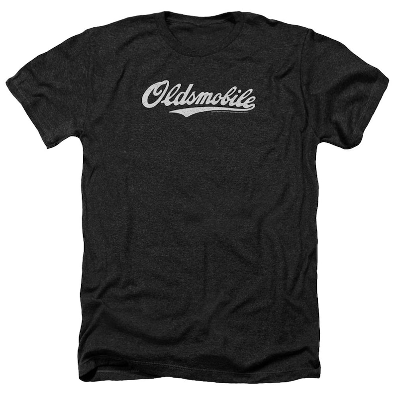 Pu&ograve; includere: Una maglietta nera con un logo "Oldsmobile" bianco in stile vintage.
