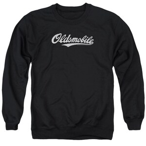 Pu&ograve; includere: Felpa nera a maniche lunghe con un logo "Oldsmobile" bianco in stile vintage.