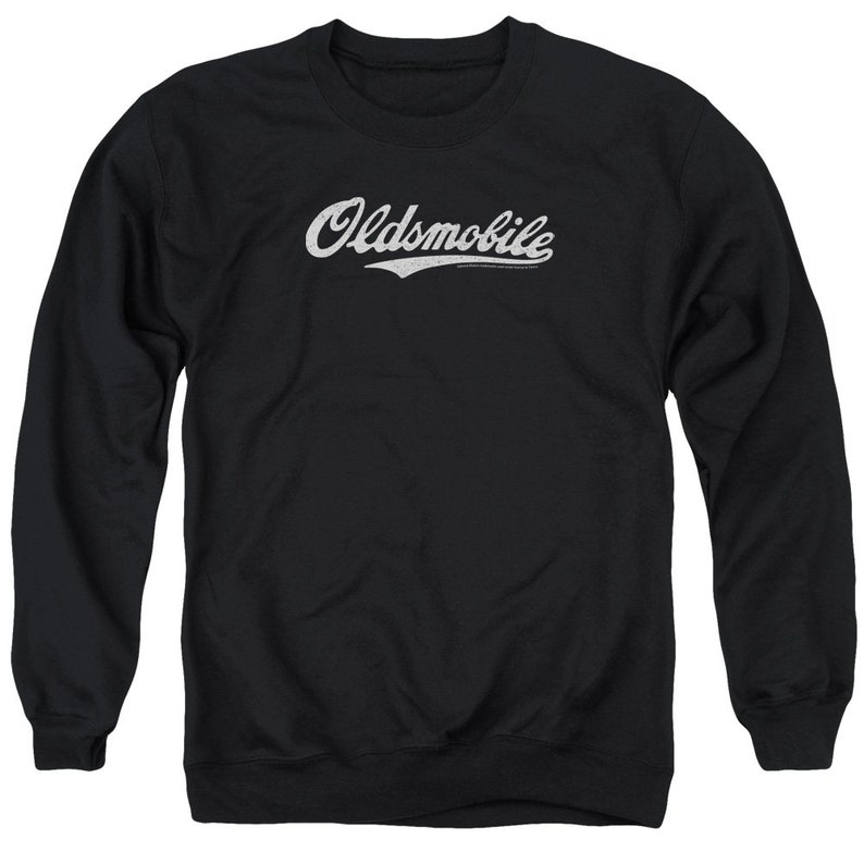 Pu&ograve; includere: Felpa nera a maniche lunghe con un logo "Oldsmobile" bianco in stile vintage.