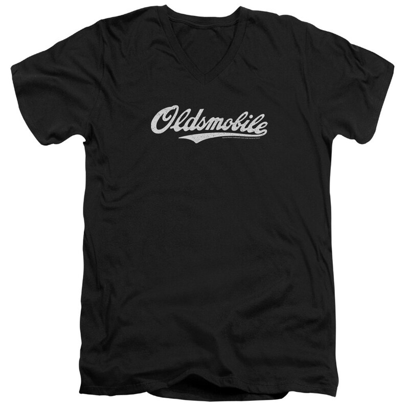 Pu&ograve; includere: Maglietta nera a collo a V con un logo "Oldsmobile" bianco in stile vintage.