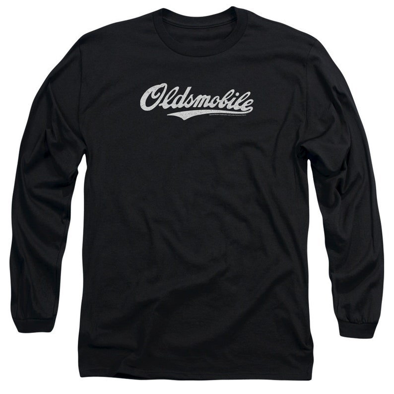 Pu&ograve; includere: Maglietta a maniche lunghe nera con un logo "Oldsmobile" bianco in stile vintage.