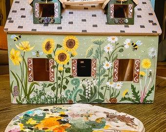 Maison de poupée en bois, peinte à la main fantaisiste de tous les côtés