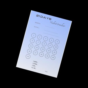 Może przedstawiać: Śledzik nawyków na białym papierze z niebieskim gradientem. Tekst "21 DAYS" i "Habit tracker" znajdują się u góry. Posiada 21 ponumerowanych kół do śledzenia nawyków, z miejscem na miesiąc, cel i sekcję refleksji.