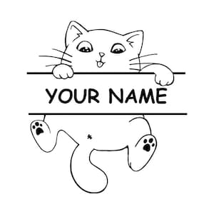 Pode incluir: Um desenho de linha preto e branco de um gato pendurado de cabeça para baixo em uma faixa com o texto "YOUR NAME" nela.