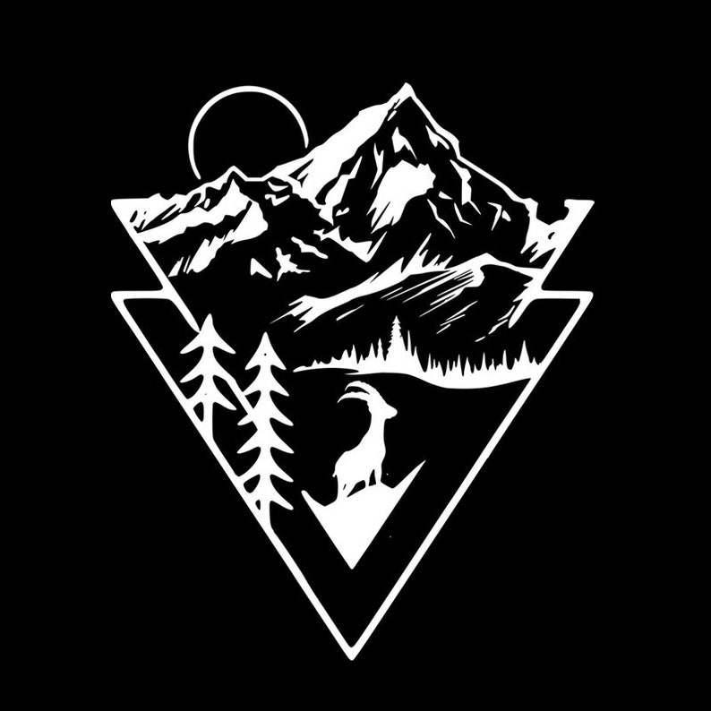 Puede incluir: Ilustraci&oacute;n en blanco y negro de una cordillera con una luna creciente en el cielo, una cabra de pie en primer plano y un marco triangular alrededor de la imagen.