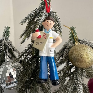 Adorno navideño personalizado de farmacéutico masculino, adorno navideño personalizado de profesión médica, nombre y mensaje personalizados.