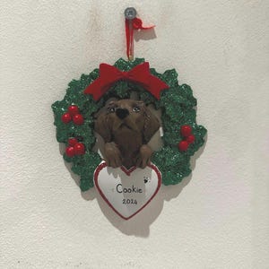 Personalised Brown Labrador Dog Christmas Tree Ornament, Customised Brown Lab Dog With Wreath Christmas Tree Decoration Dog Pet Ornament