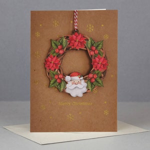Houten kerstwenskaart, kerstman op een krans Kerstwenskaart inclusief handgeschreven bericht
