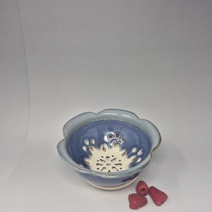 Keramisk bärskål med fat – Handgjord blå durkslagsskål, fruktsil i stengods