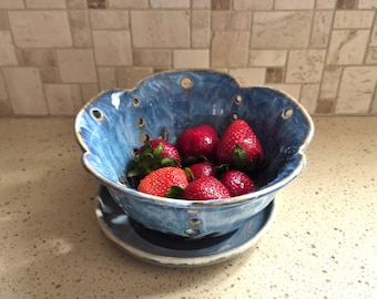 Bol para frutas de gres azul hecho a mano con platillo, colador de cerámica para frutas