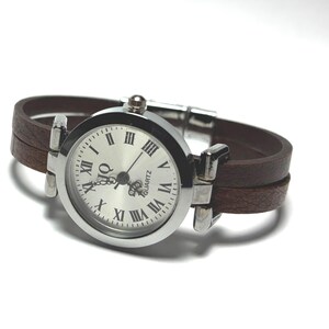 Watch for women with a leather band. Retro minimalist style. Custom size. Magnetic clasp. 画像 6