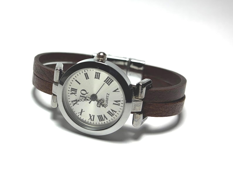 Watch for women with a leather band. Retro minimalist style. Custom size. Magnetic clasp. 画像 6