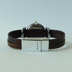 Watch for women with a leather band. Retro minimalist style. Custom size. Magnetic clasp. 画像 14