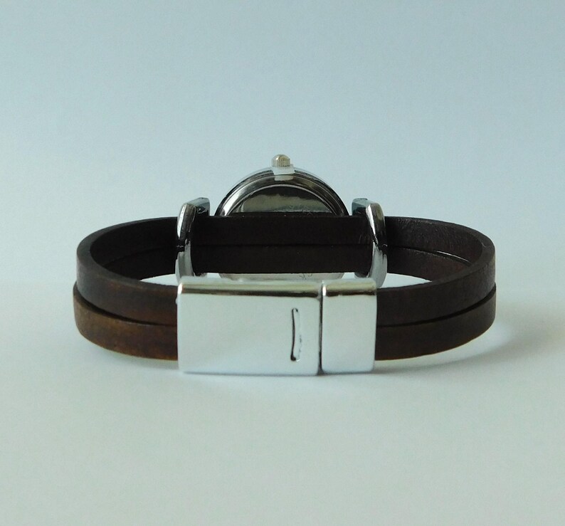 Watch for women with a leather band. Retro minimalist style. Custom size. Magnetic clasp. 画像 14