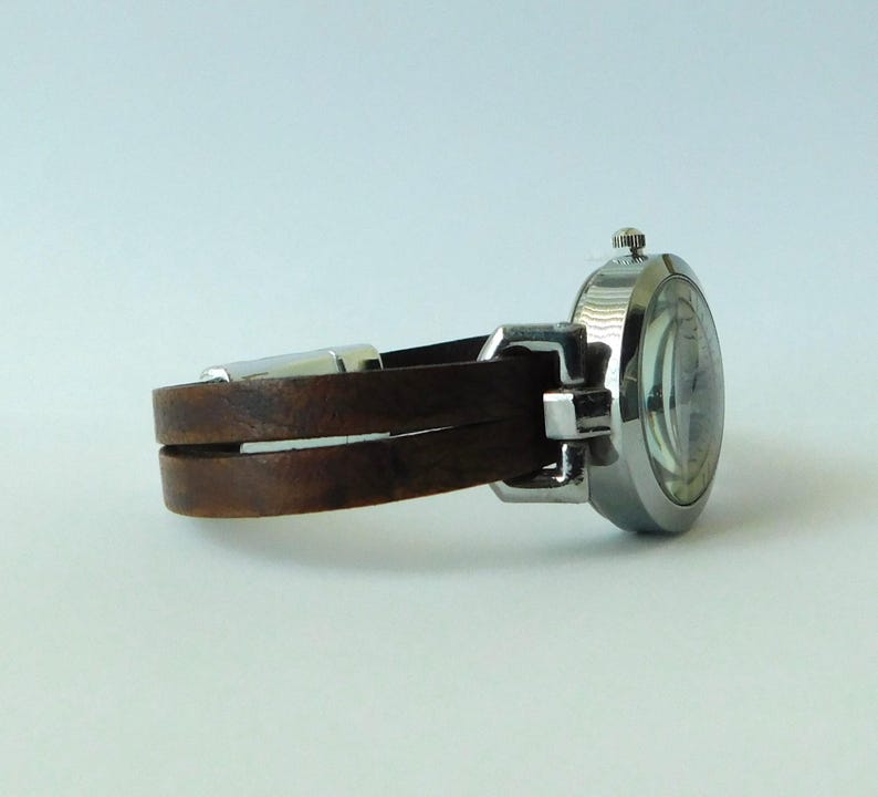 Watch for women with a leather band. Retro minimalist style. Custom size. Magnetic clasp. 画像 13