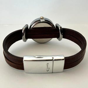 Watch for women with a leather band. Retro minimalist style. Custom size. Magnetic clasp. 画像 4