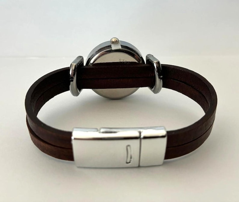 Watch for women with a leather band. Retro minimalist style. Custom size. Magnetic clasp. 画像 4