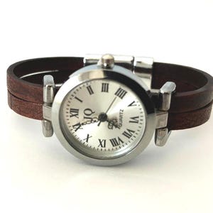 Watch for women with a leather band. Retro minimalist style. Custom size. Magnetic clasp. 画像 2