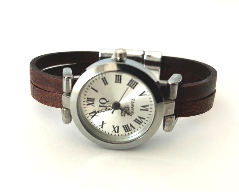Watch for women with a leather band. Retro minimalist style. Custom size. Magnetic clasp. 画像 2
