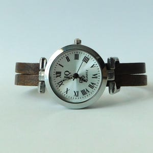 Watch for women with a leather band. Retro minimalist style. Custom size. Magnetic clasp. 画像 12