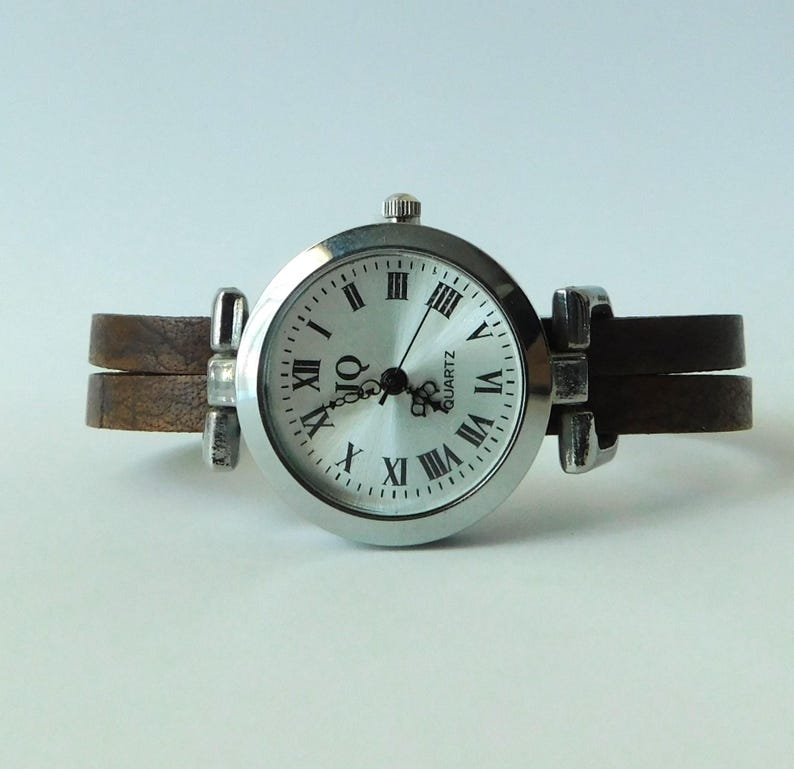 Watch for women with a leather band. Retro minimalist style. Custom size. Magnetic clasp. 画像 12