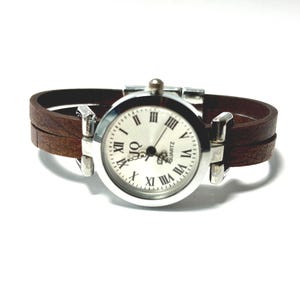 Watch for women with a leather band. Retro minimalist style. Custom size. Magnetic clasp. 画像 1