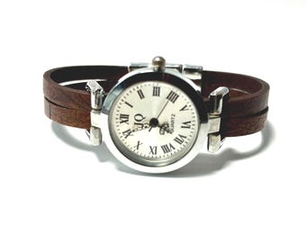 Watch for women with a leather band. Retro minimalist style. Custom size. Magnetic clasp.