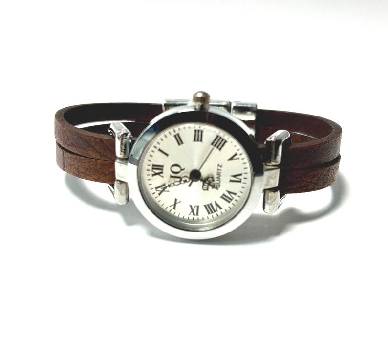 Watch for women with a leather band. Retro minimalist style. Custom size. Magnetic clasp. 画像 1