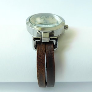 Watch for women with a leather band. Retro minimalist style. Custom size. Magnetic clasp. 画像 15