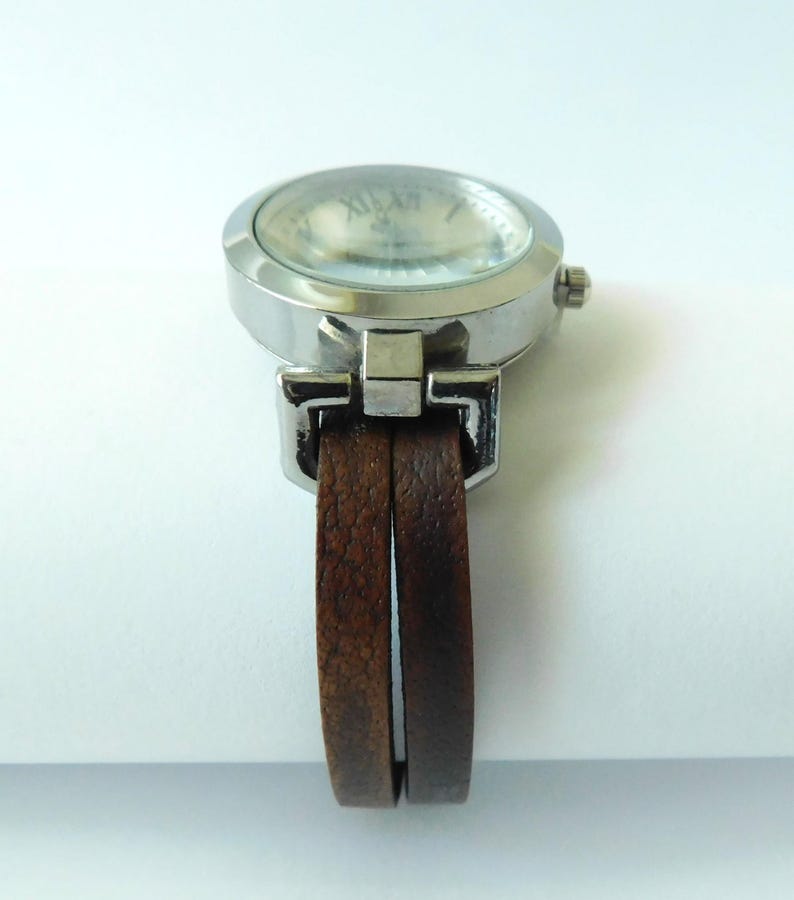 Watch for women with a leather band. Retro minimalist style. Custom size. Magnetic clasp. 画像 15