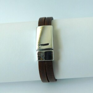 Watch for women with a leather band. Retro minimalist style. Custom size. Magnetic clasp. 画像 16